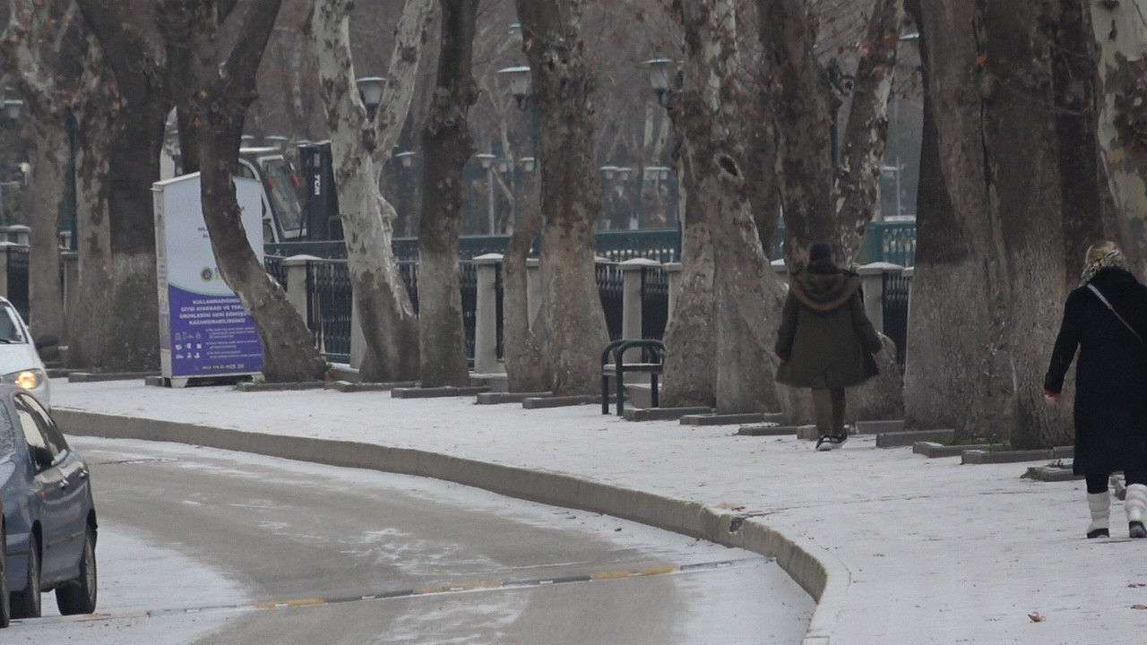 Çankırı’ya yılın ilk karı düştü, kent merkezi beyaza büründü #cankiri