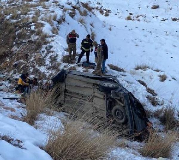 Erzurum&#39;da kontrolden çıkan hafif ticari araç şarampole yuvarlandı: 2 ölü, 2  yaralı - Son Dakika Yaşam Haberleri