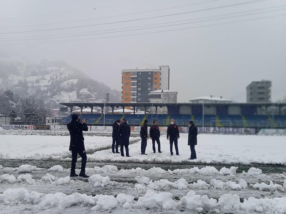 Artvin’de kar yağışı nedeniyle 3. Lig maçı ertelendi #artvin