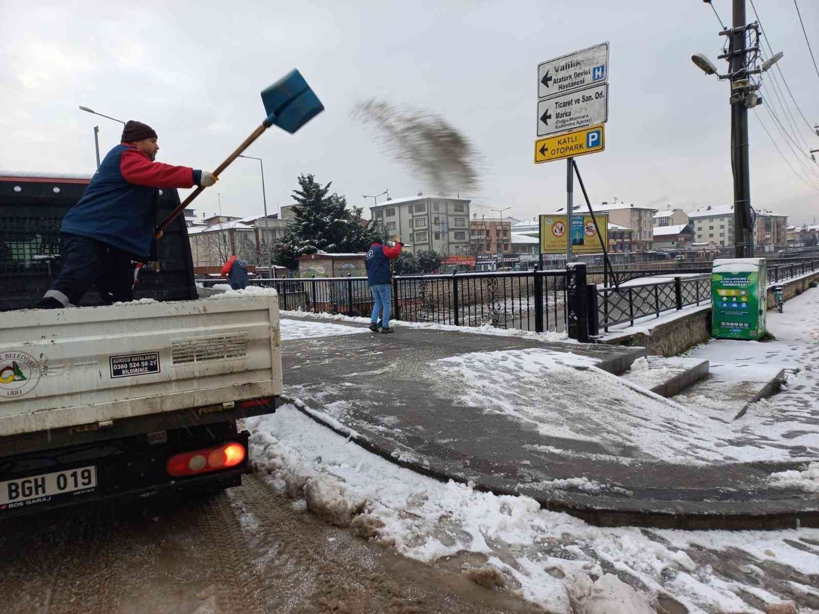 Belediye ekipleri kar yağışına karşı teyakkuza geçti #duzce