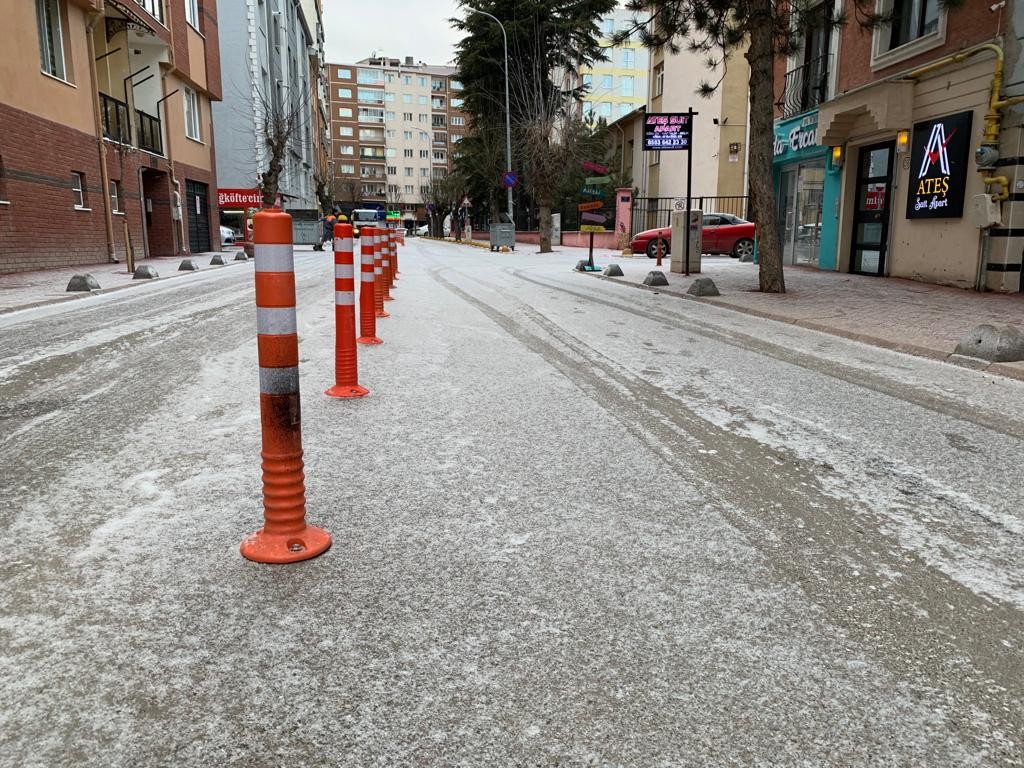 Eskişehir’de cadde ve sokaklar adeta buz pistine döndü #eskisehir