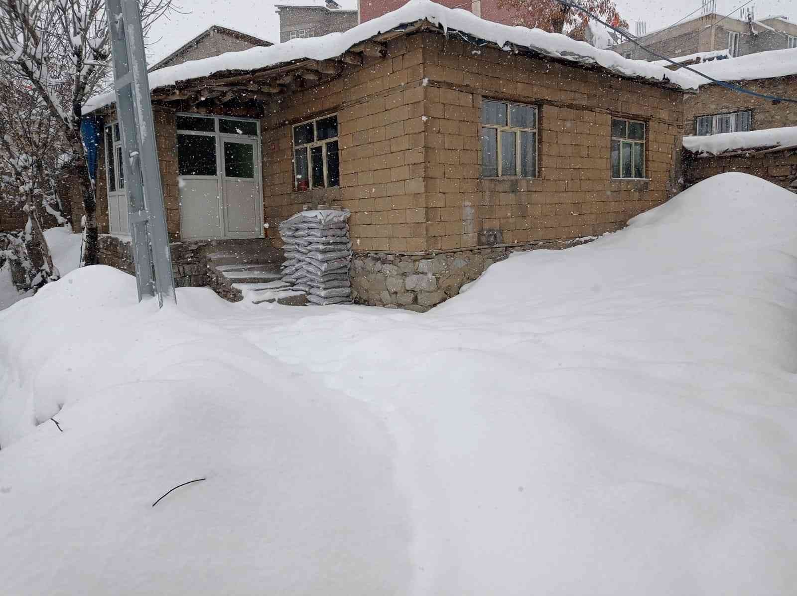 Hakkari’de 328 yerleşim yerinin yolu kapandı