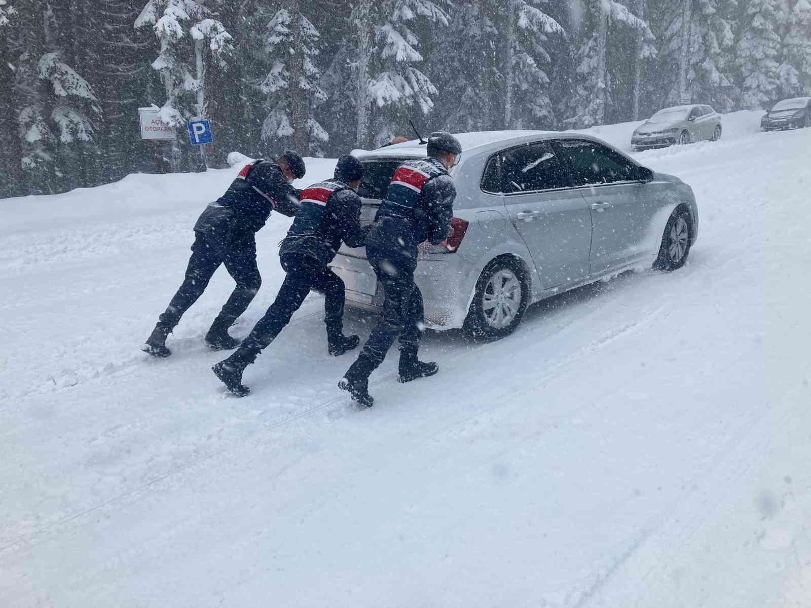 Karla kaplanan yollarda kalan araçları jandarma ekipleri kurtardı #kastamonu