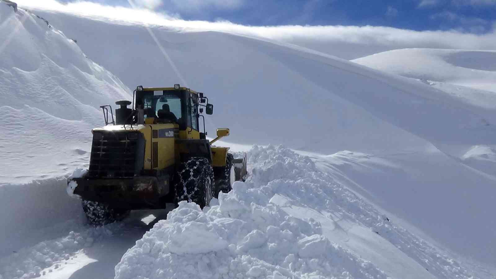 2 bin 500 rakımlı dağ köylerinde 5 metre karla mücadele sürüyor #mus