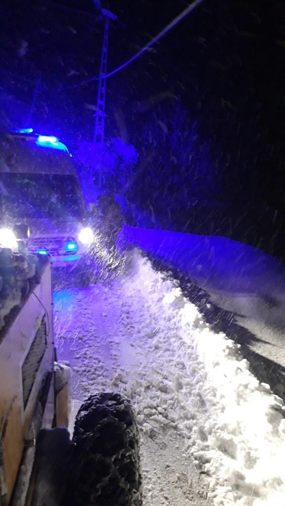 Rize’de karlı yolda kalan ambulansın imdadına Özel İdare ekipleri yetişti