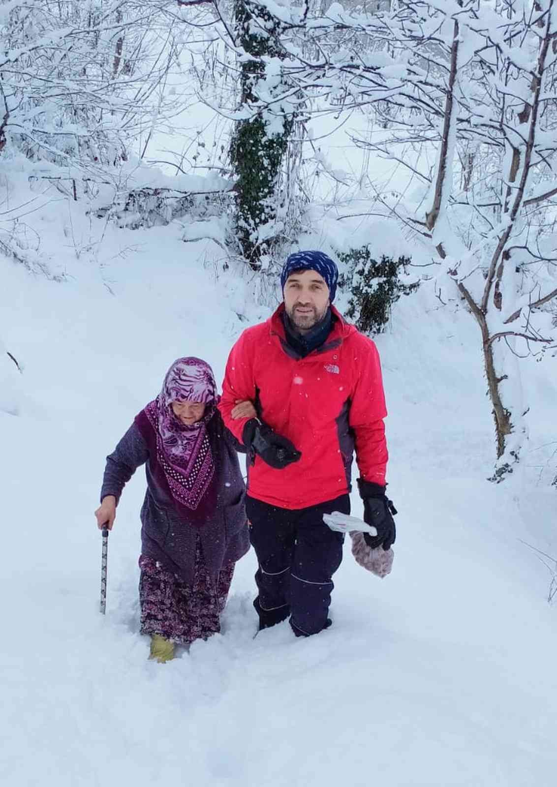 Karda mahsur kalan yaşlı kadının yardımına AFAD yetişti #samsun