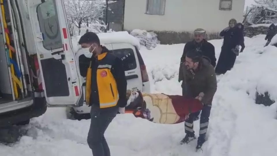 Kar yolları kapattı, damdan düşen çocuk için ekipler seferber oldu #siirt