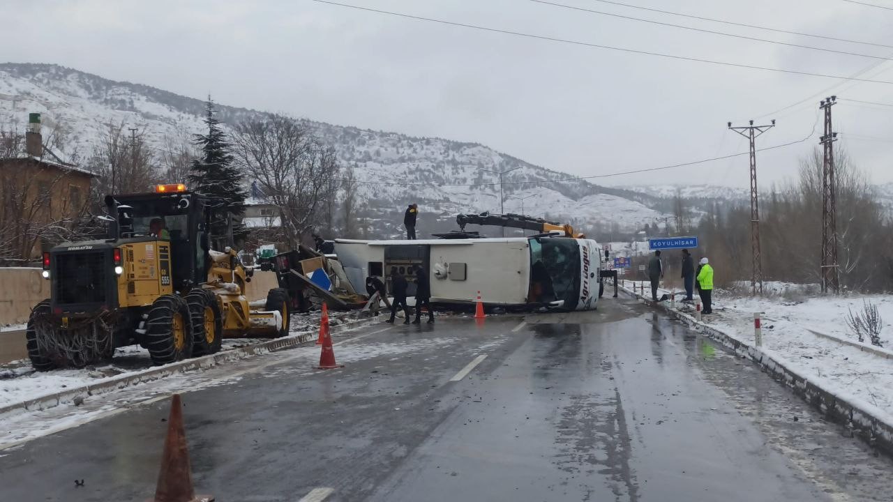 Sivas’ta otobüs kazası: 1 ölü, 20’ye yakın yaralı