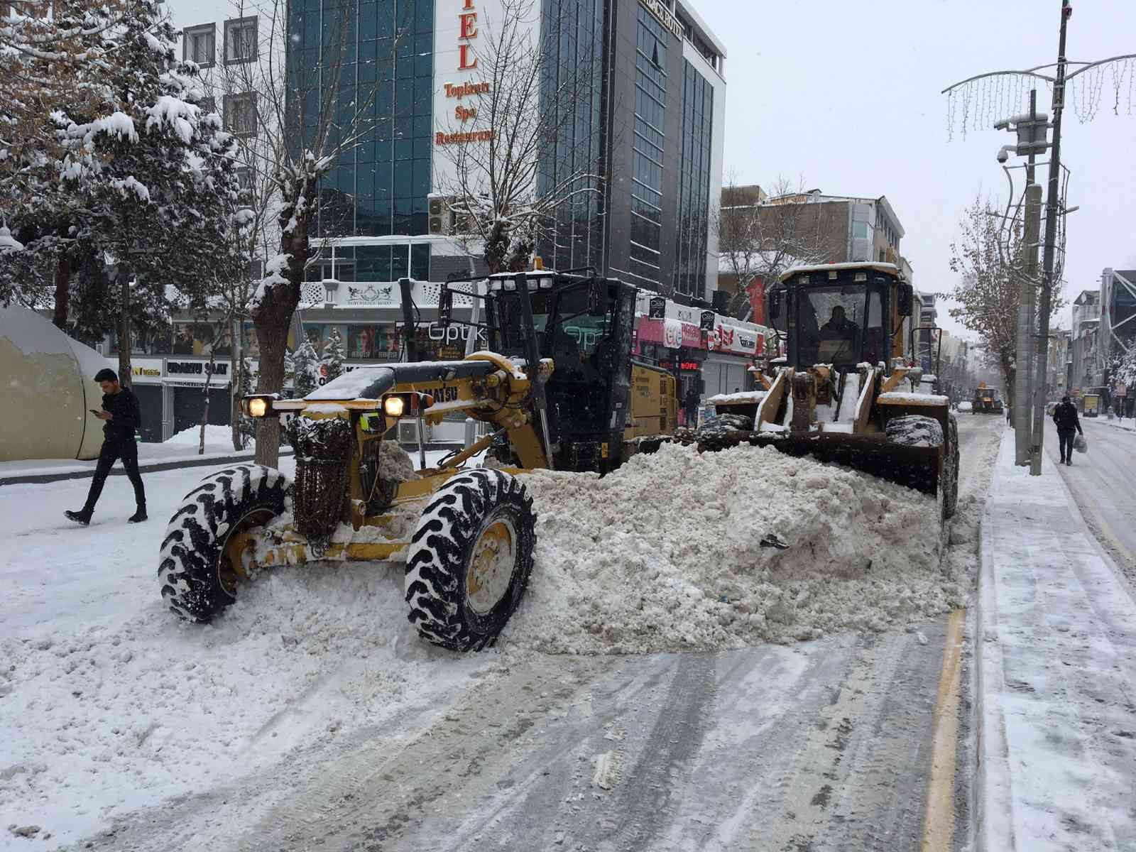 Van Büyükşehir Belediyesinden karla mücadele seferberliği #van