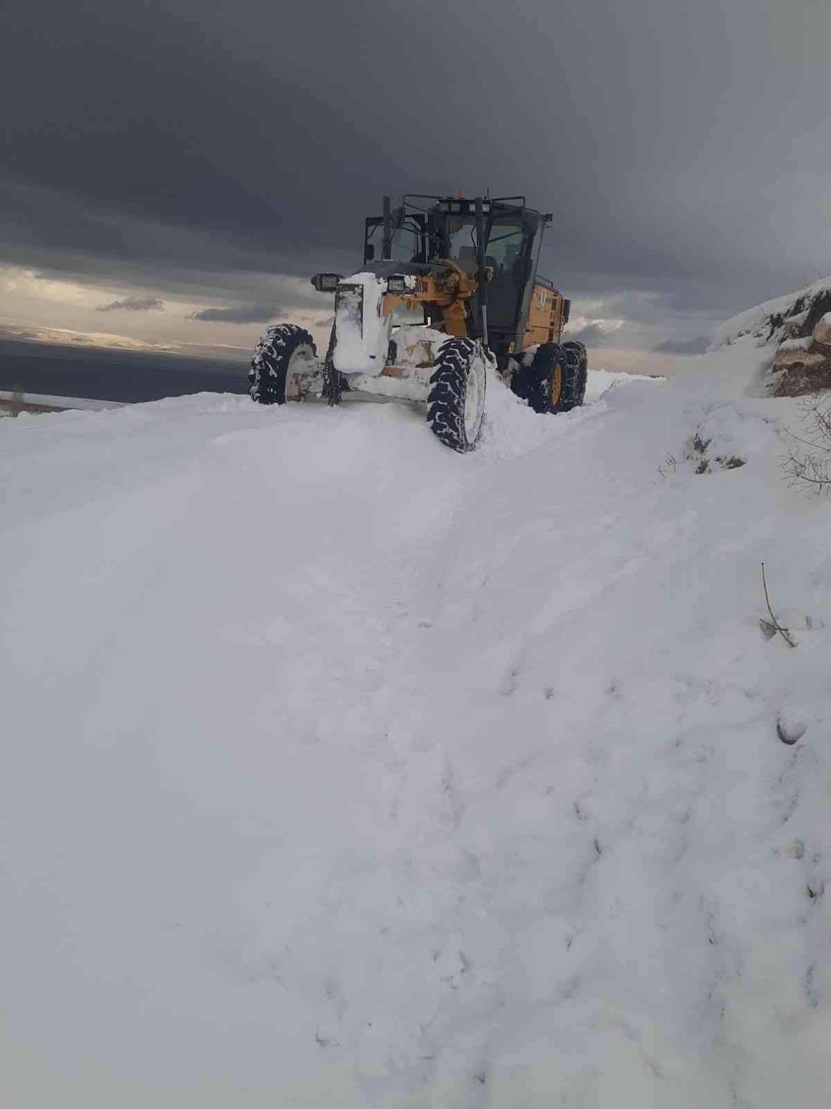 Tuşba’da karla mücadele çalışmaları aralıksız sürüyor #van