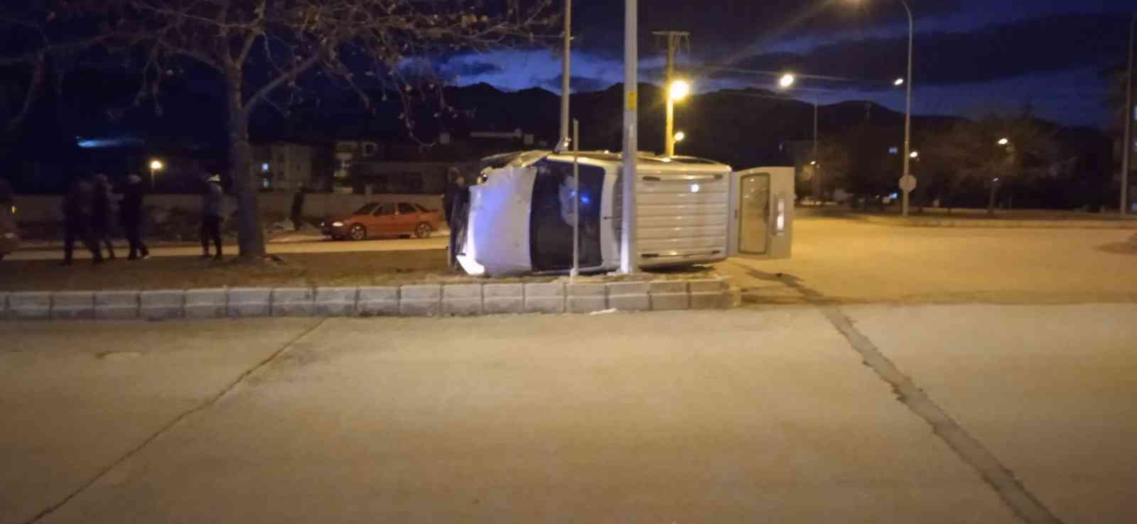 İki aracın çarpıştığı kazayı 6 kişi şans eseri yara almadan atlattı #afyonkarahisar