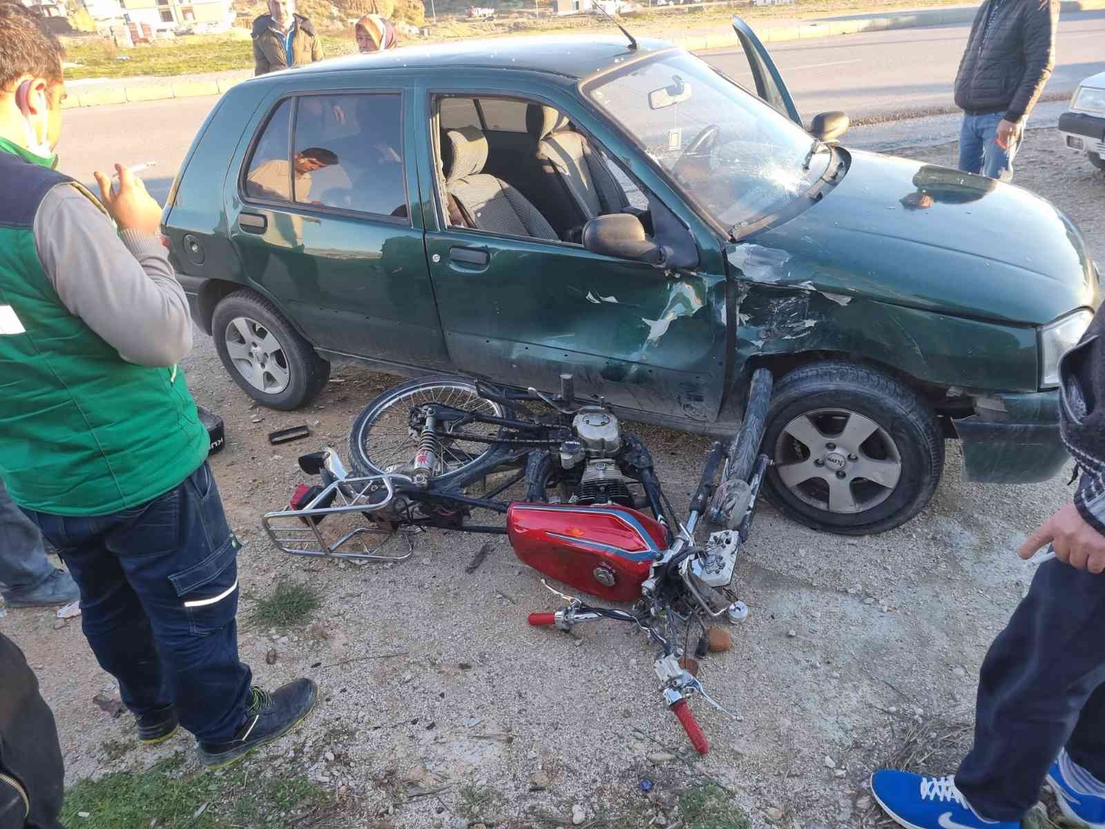Otomobil ile motosiklet çarpıştı: 2 yaralı #antalya