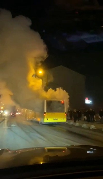 Arnavutköy’de yolda kalan İETT otobüsünden dumanlar yükseldi