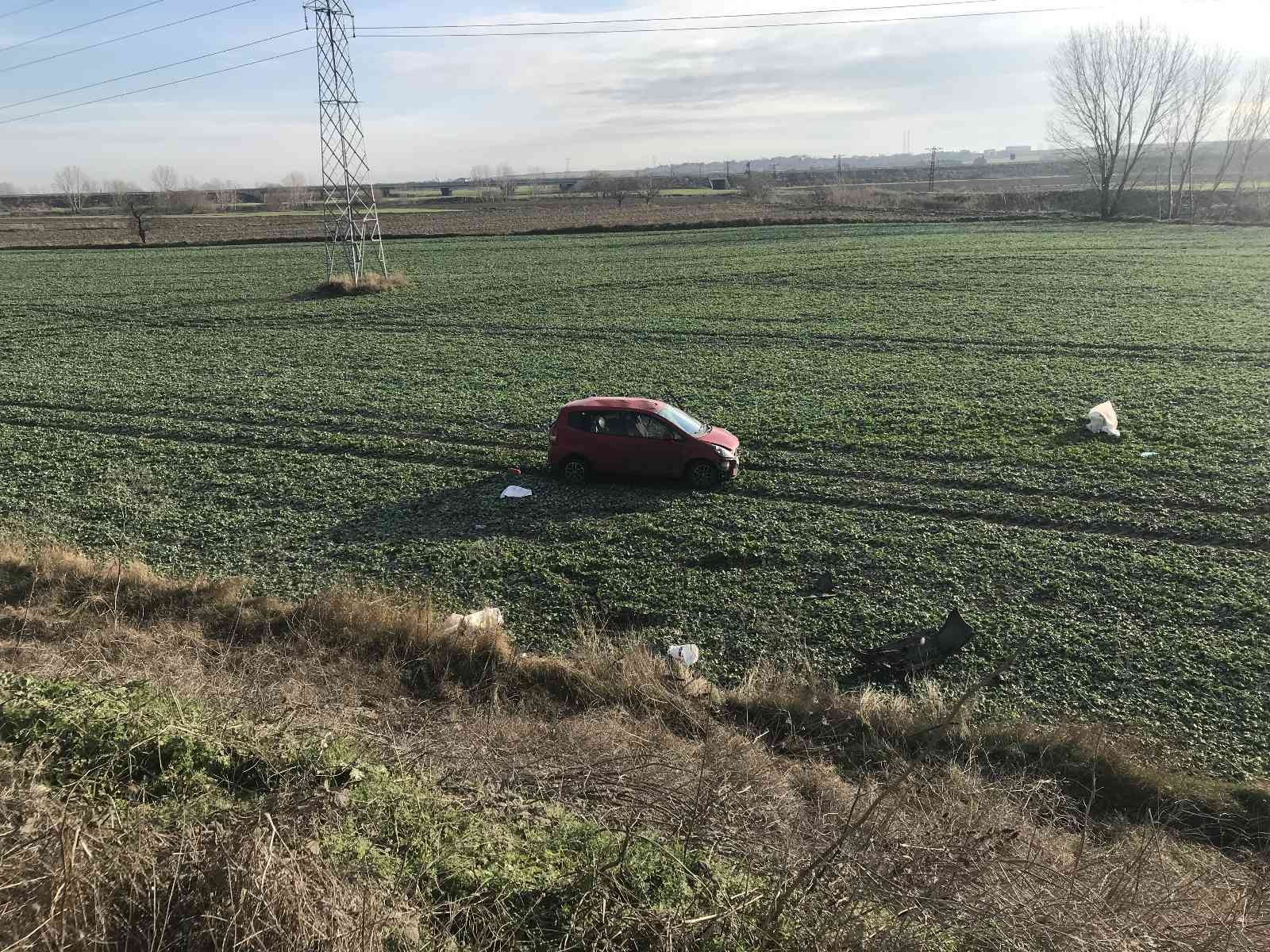 Bayan sürücünün kullandığı otomobil şarampole yuvarlandı