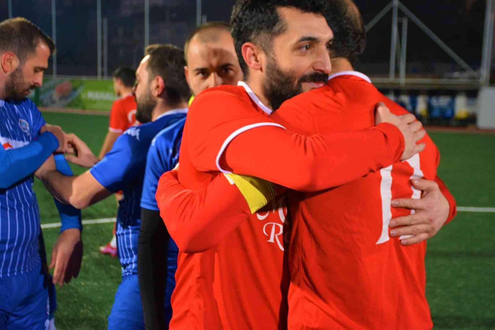 Arkadaşı için futbol kariyerine veda etti #kocaeli