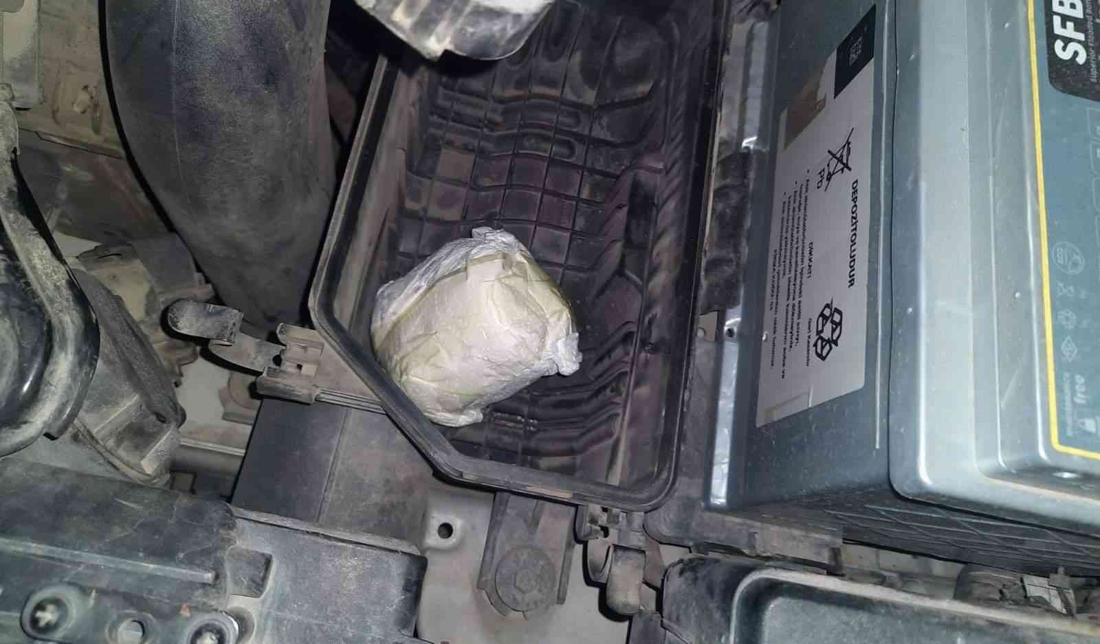 Siirt’te aracın hava filtresinde uyuşturucu madde ele geçirildi #siirt
