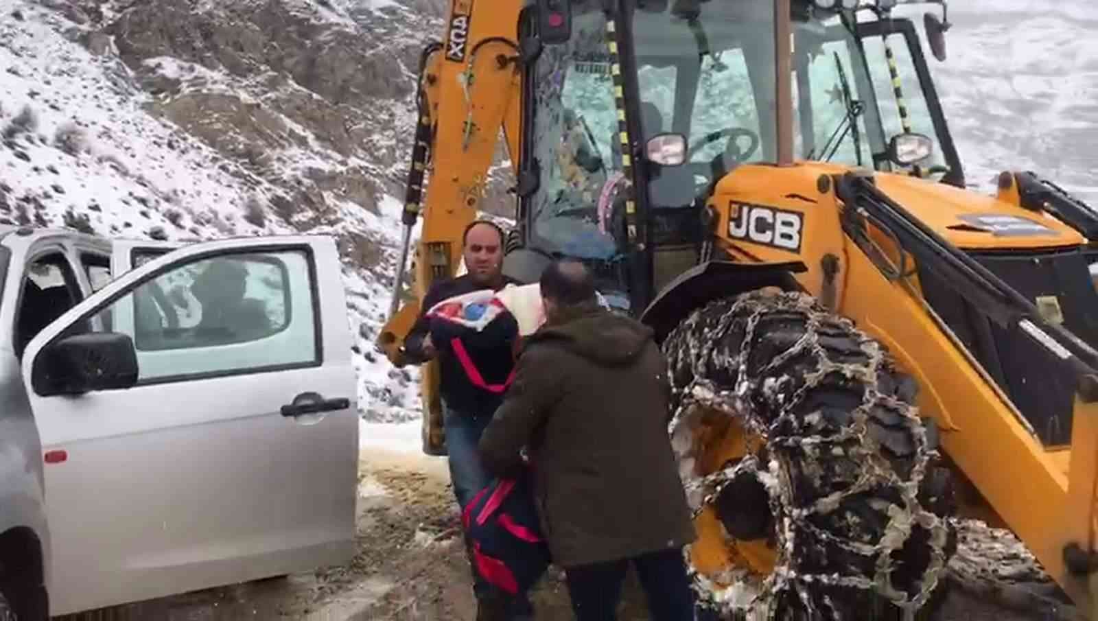 Siirt’te karla kaplı yollarda ekipler, 8 aylık bebek için seferber oldu #siirt