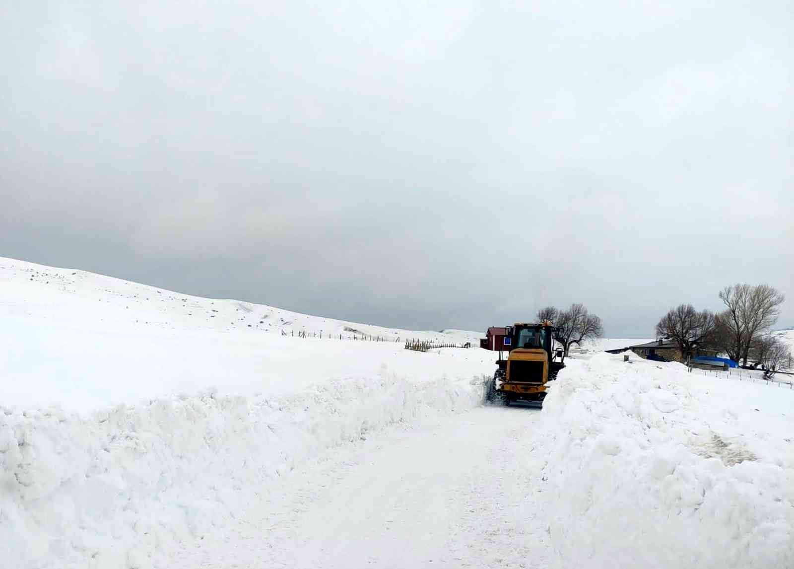 Tercan’da kardan kapalı köy ve mezra yolları açıldı #erzincan