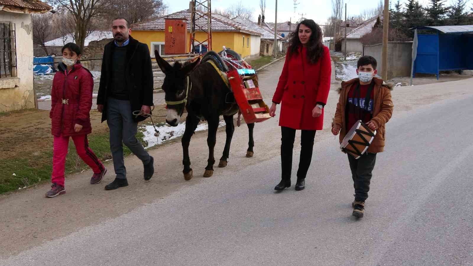 Yozgat’ta öğretmenler “Eşekli kütüphane” ile köy halkını kitapla buluşturuyor #yozgat