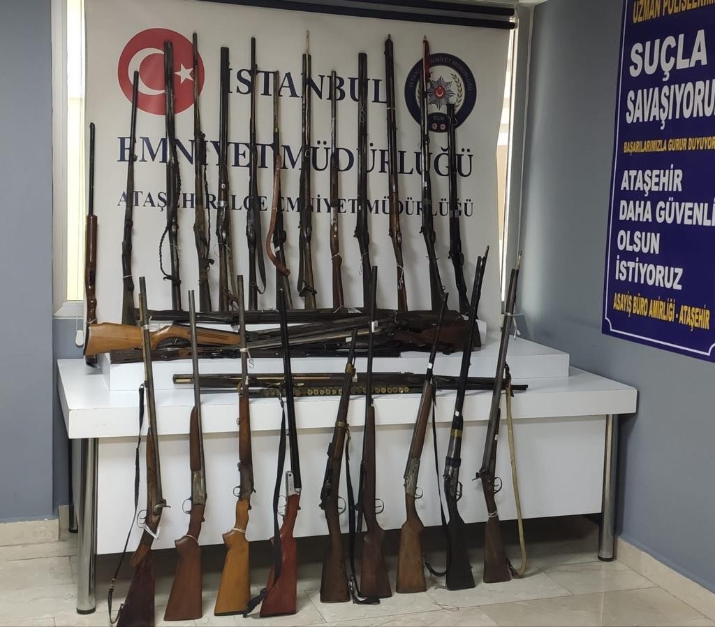 Ataşehir’de antika silah deposuna baskın: 35 tüfek ve tabanca ele geçirildi #istanbul