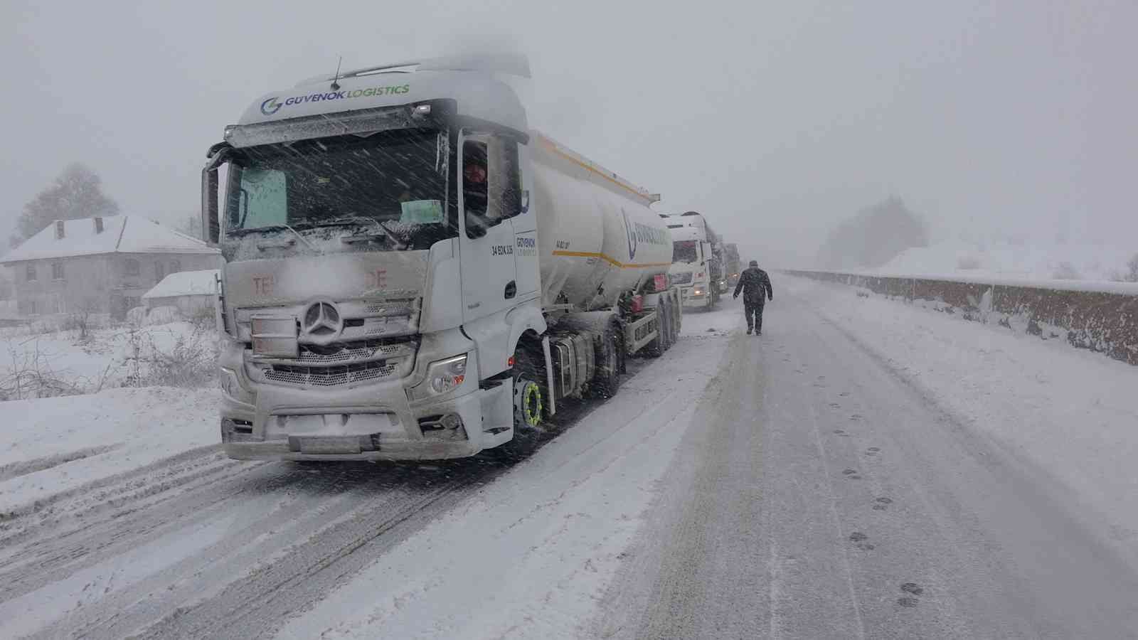 Bolu Dağı İstanbul yönüne ağır tonajlı araçların geçişleri yasaklandı #bolu