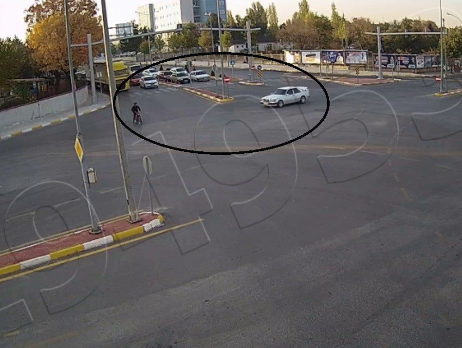 Motosiklet sürücüsü ve yayanın ölümden döndüğü kaza anları kamerada #corum