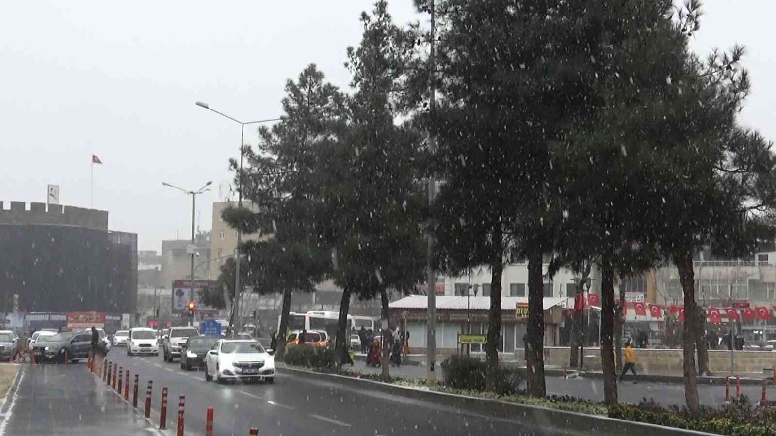 Diyarbakır’da yılın ilk kar yağışı başladı #diyarbakir