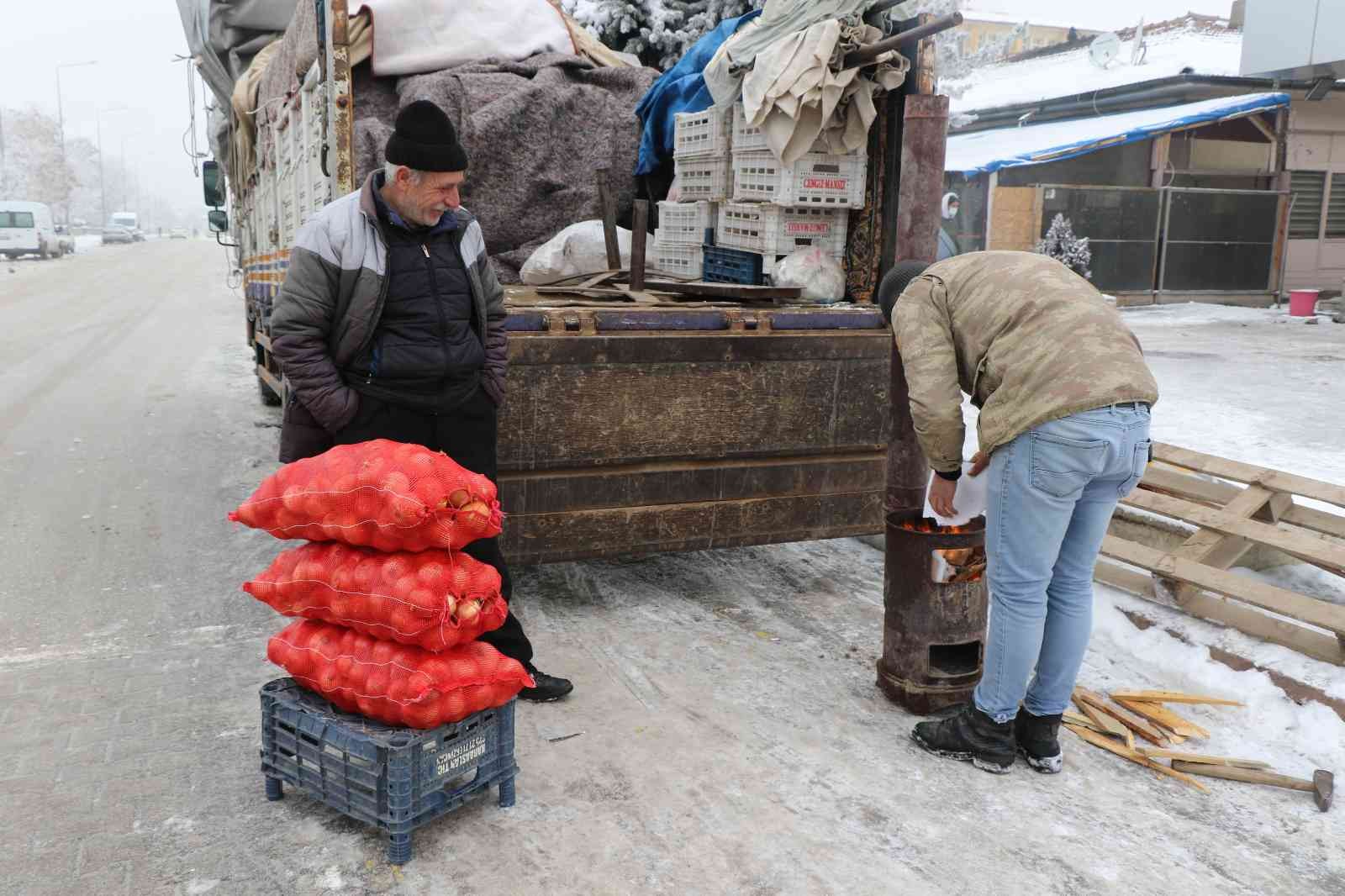Doğu Anadolu buz kesti, pazarcılar soğuktan korunmak için soba kurdu #erzincan