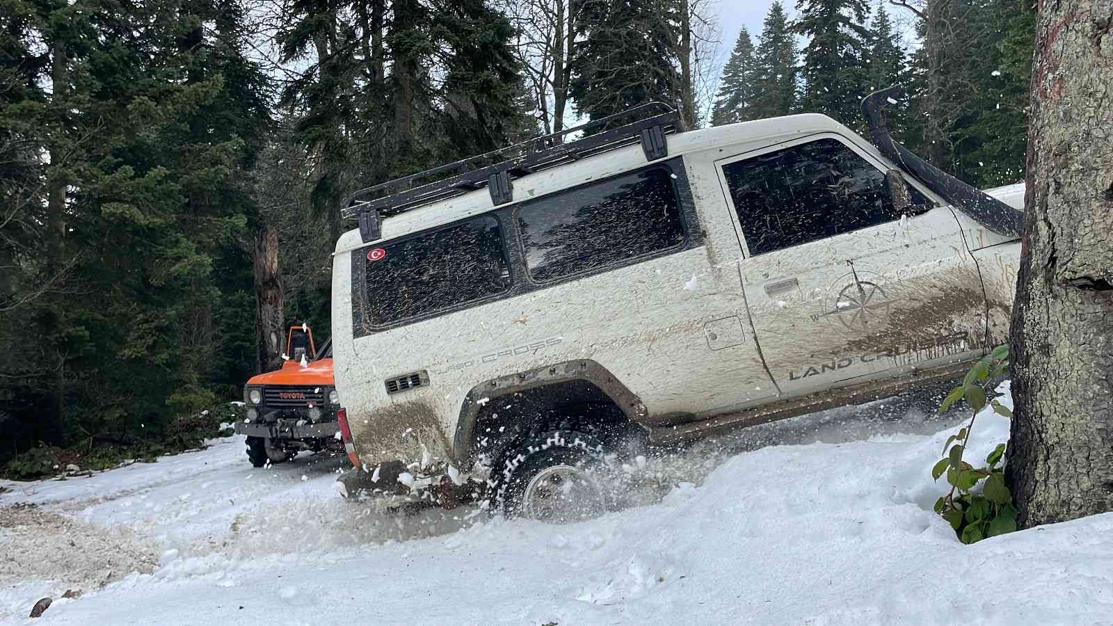 Off-road tutkunları 1 metre karda safari yaptı #duzce