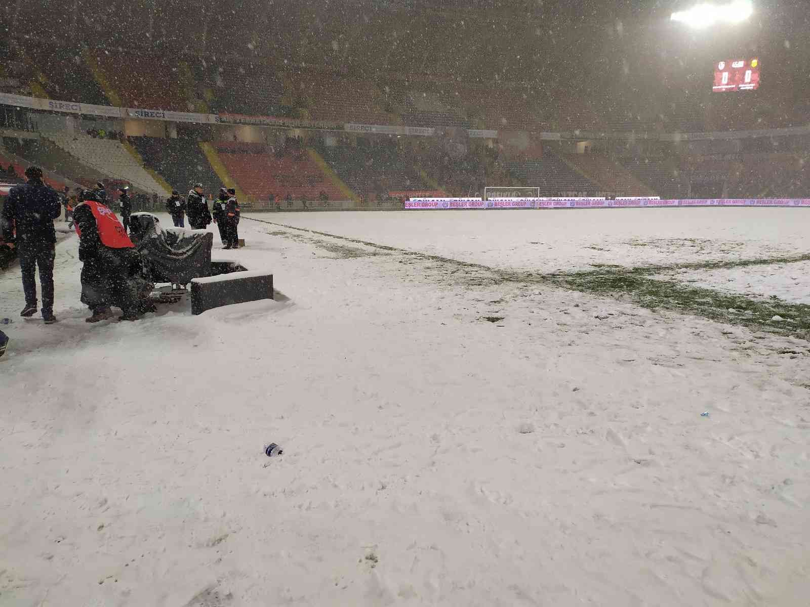 Gaziantep FK-Yeni Malatyaspor maçının ikinci yarısı ertelendi #gaziantep
