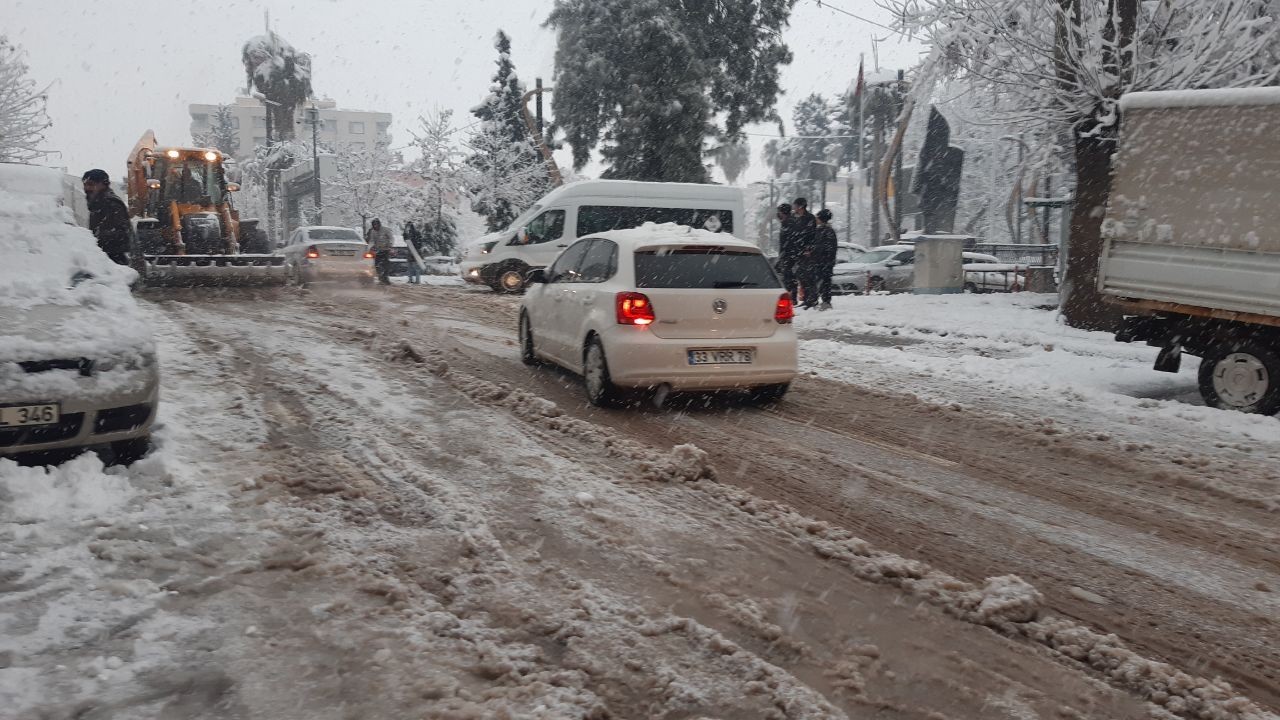 Gaziantep’te kar yağışı trafiği felç etti #gaziantep