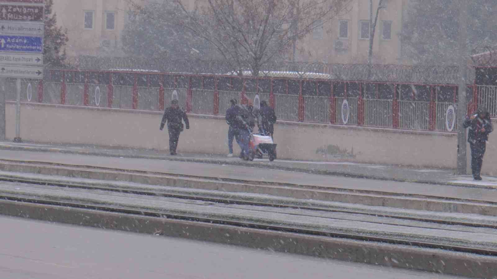 Gaziantep’te yılın ilk kar yağışı başladı #gaziantep