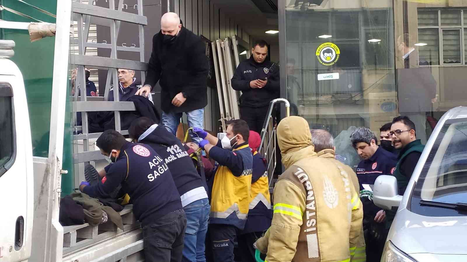 Kamyonetteki camlar üzerlerine devrildi: 2 işçi yaralandı #istanbul