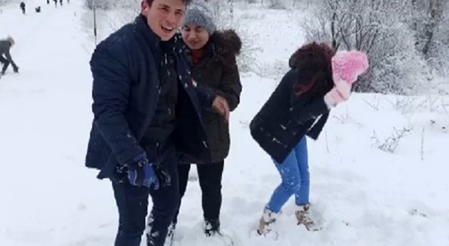 İzmir’de öğrencilerin kar keyfi: Doya doya kar topu oynadılar #izmir