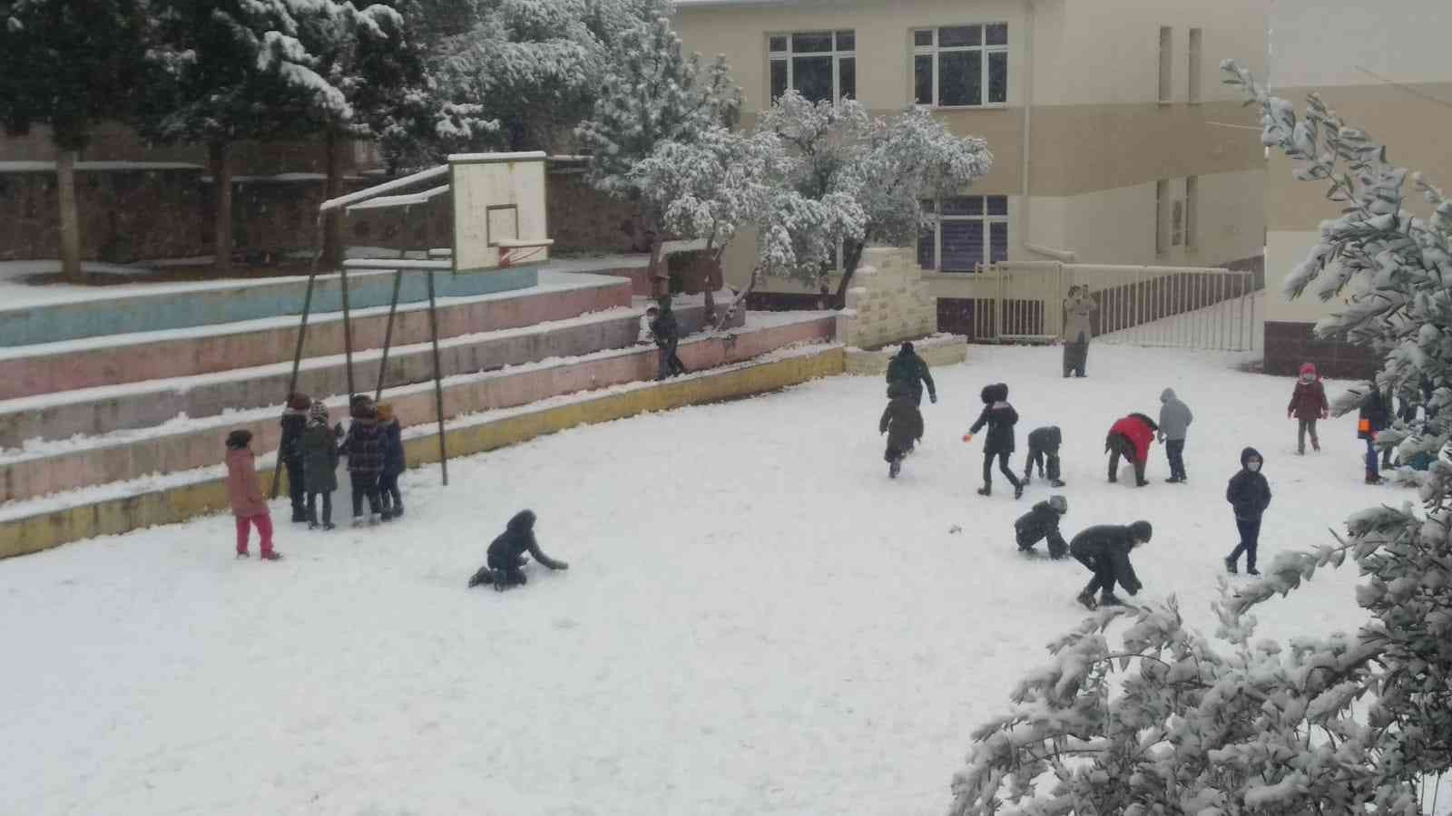 Yaptıkları kardan adama ’Filyasyoncu’ adını koydular