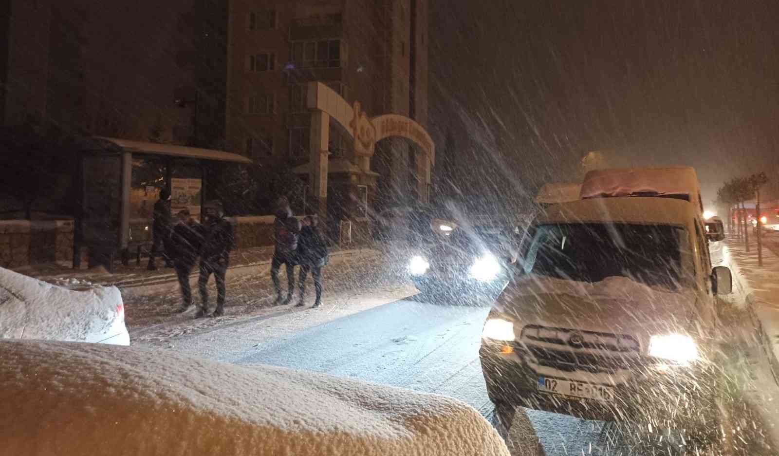 Adıyaman’da kar esareti: Kilometrelerce uzunluğunda araç kuyruğu #adiyaman