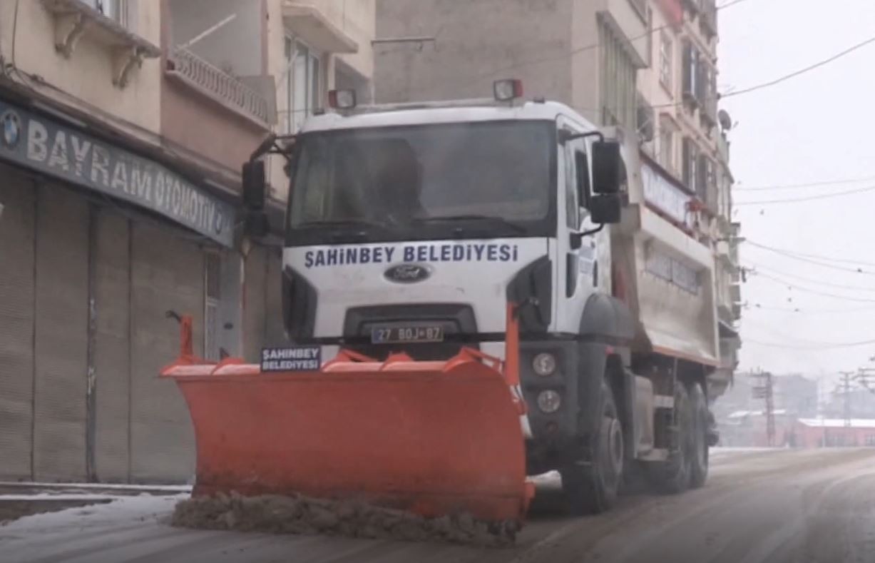 Şahinbey’de kardan kapanan yollara anında müdahale #gaziantep