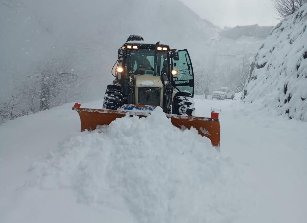 Düzce’de 40 köy yolu kar nedeniyle kapalı #duzce