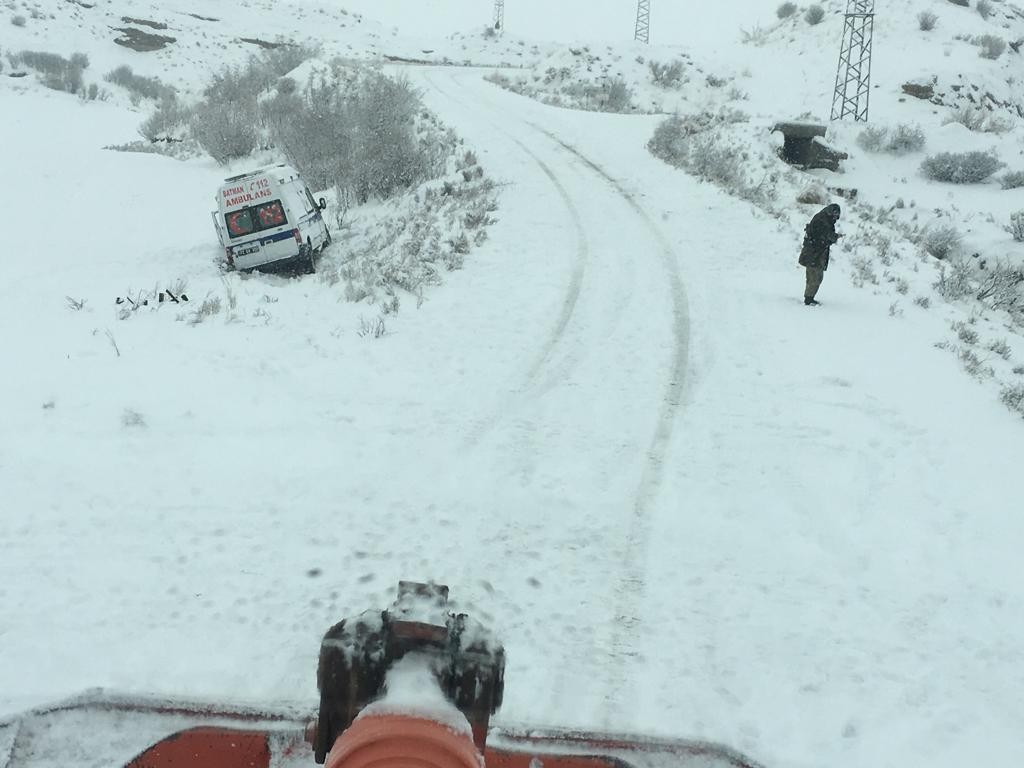 Karlı yolda kontrolden çıkan ambulans tarlaya düştü #batman