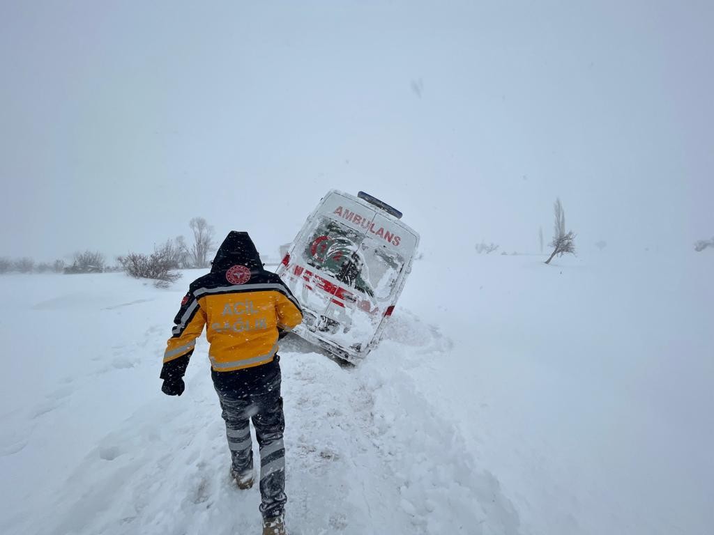 Hasta almaya giderken mahsur kalan ambulans kurtarıldı