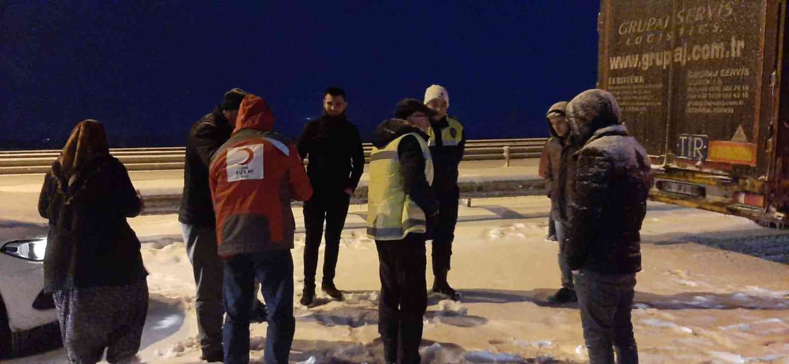 Yolda kalan vatandaşların yardımına yardım kuruluşları yetişti