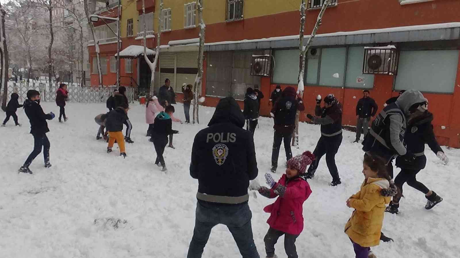 Diyarbakır’da polis ve çocuklar kar topu oynadı, vatandaşlar ise halay çekti #diyarbakir