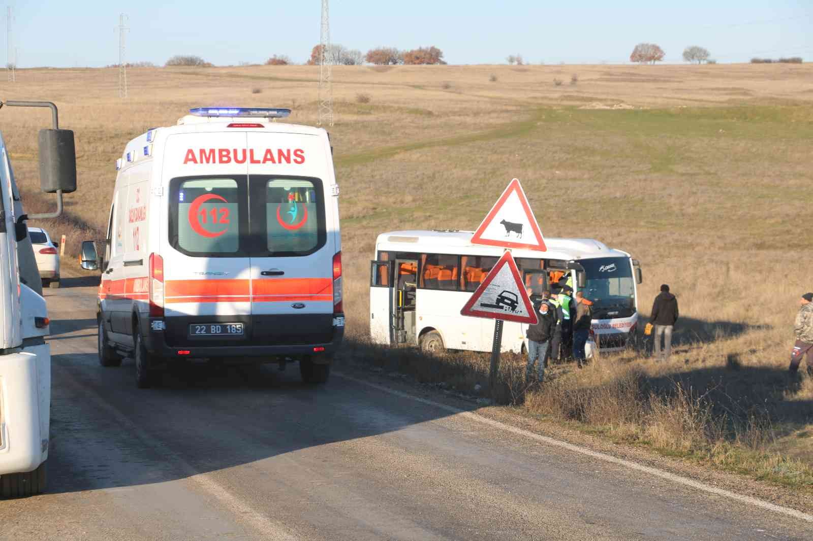 Yolcu otobüsü tarlaya uçtu: 8 yaralı #edirne