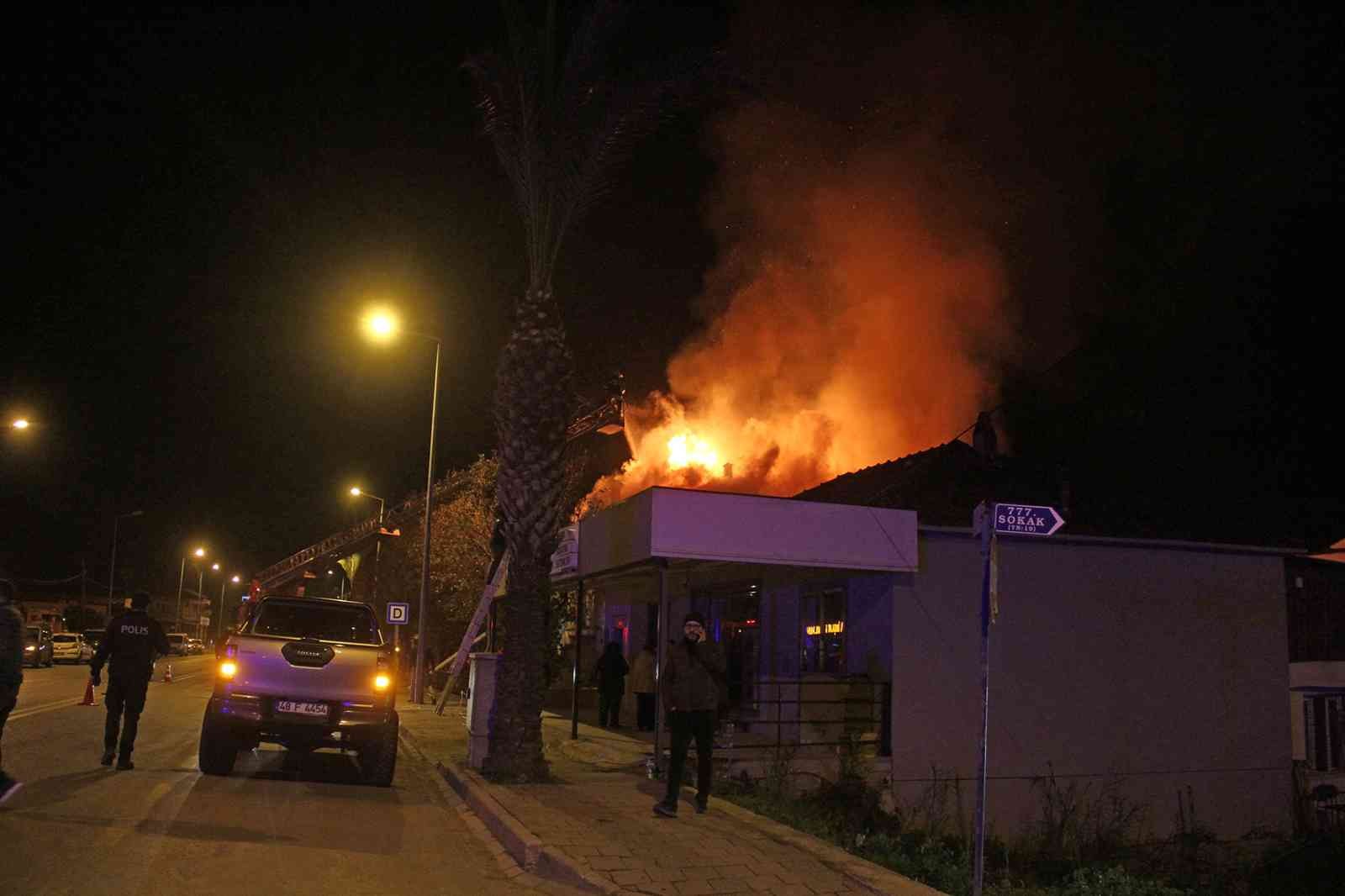 Fethiye’de 2 katlı evin çatısı alev alev yandı #mugla