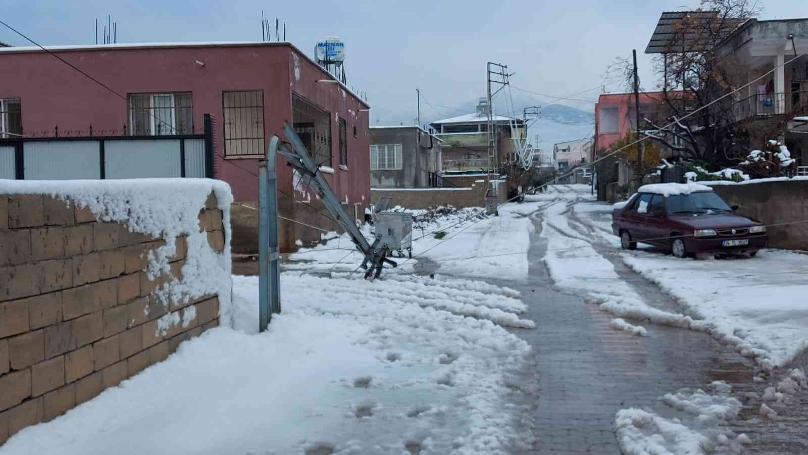 Hatay’da elektrik direkleri ve ağaçlar devrildi