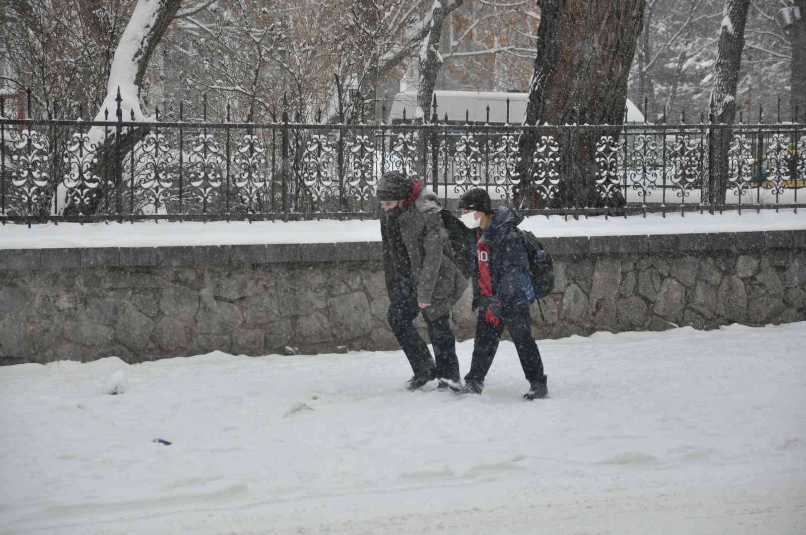 Kars’ta yoğun kar yağışı, okullar tatil edildi #kars