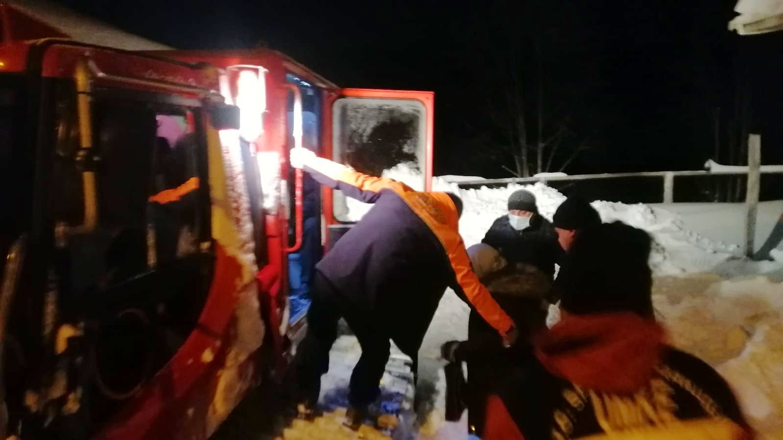 Kar kalınlığının 1,5 metreyi bulduğu köyde mahsur kalan hasta paletli kar aracıyla hastaneye ulaştırıldı #kastamonu