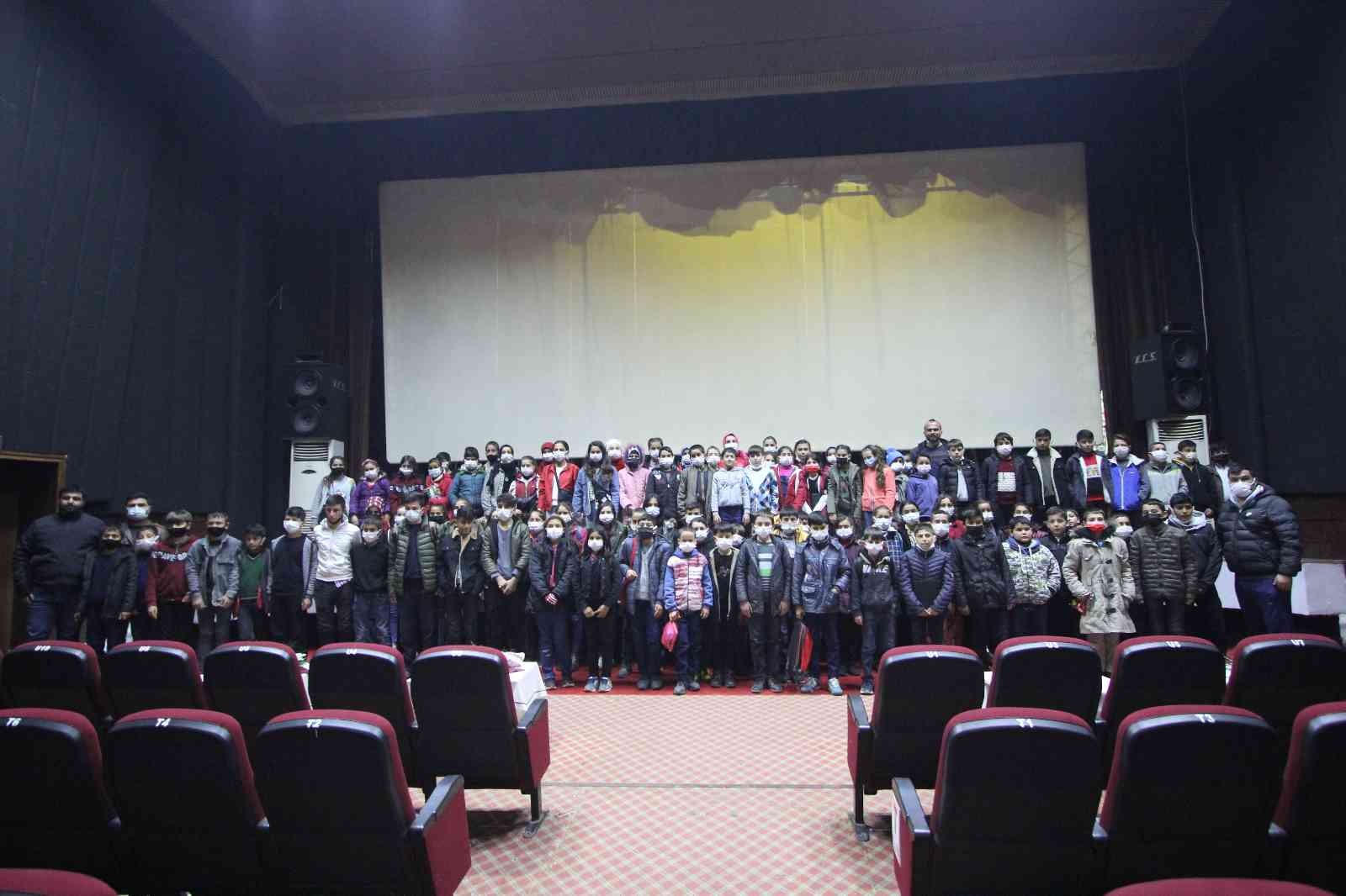 Kozan’da öğrenciler “Kesişme: İyi ki Varsın Eren” filmini izledi #adana
