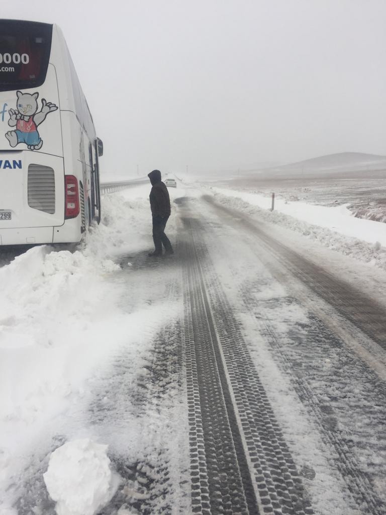 Viranşehir’de 40 kişinin bulunduğu yolcu otobüsü kara saplandı #sanliurfa