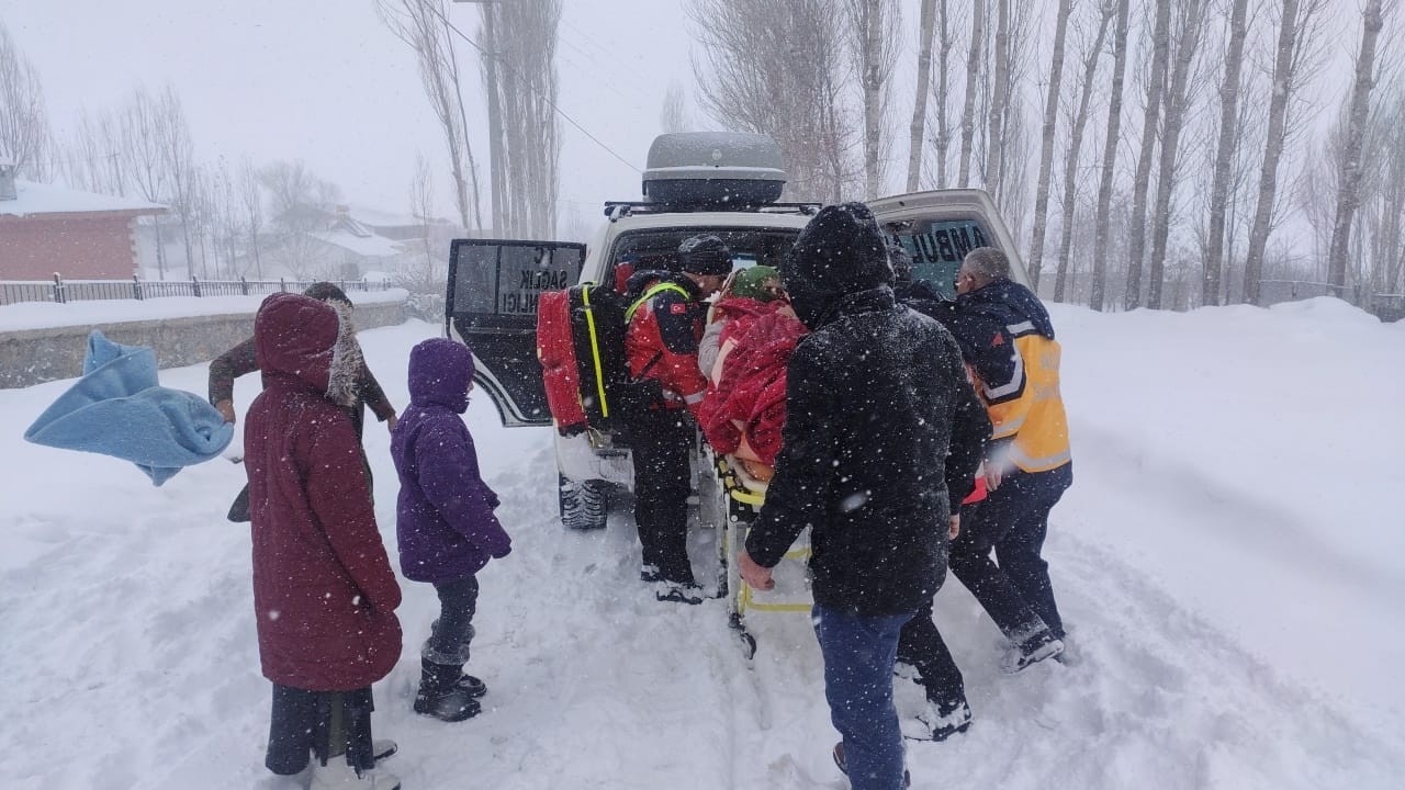 Karda 1 kilometre yürüyen sağlıkçılar hamile kadını hastaneye ulaştırdı #mus